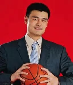 nba的奖杯叫什么名字_nba最有价值球员奖杯_nba最有价值球员奖杯上的人